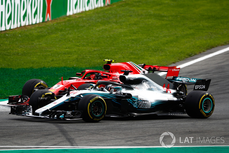 Lewis Hamilton, Mercedes AMG F1 W09, pasa a Kimi Raikkonen, Ferrari SF71H