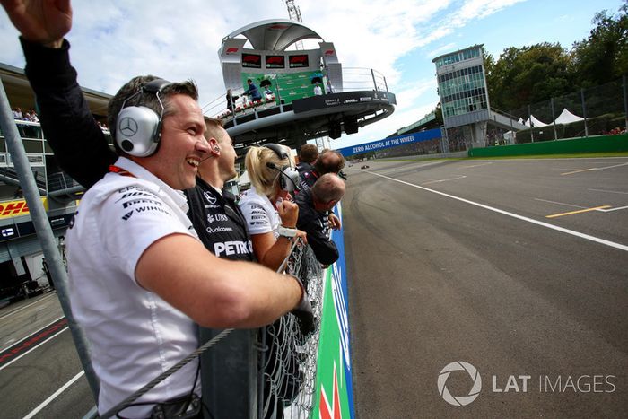 Miembros de Mercedes celebran la victoria de Lewis Hamilton, Mercedes AMG F1 W09 