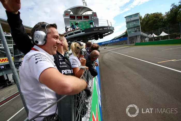 Miembros de Mercedes celebran la victoria de Lewis Hamilton, Mercedes AMG F1 W09 