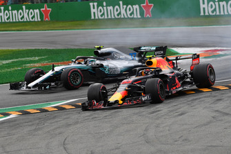 Valtteri Bottas, Mercedes AMG F1 W09 et Max Verstappen, Red Bull Racing RB14 en bataille