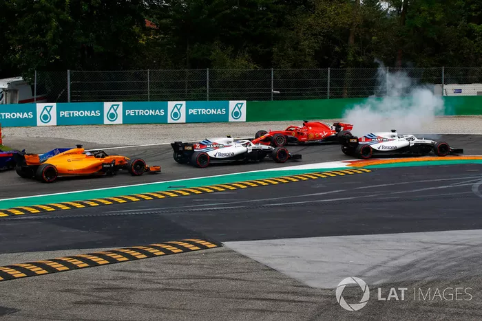 Sebastian Vettel, Ferrari SF71H trompea tras tocarse con Lewis Hamilton, Mercedes AMG F1 W09 en la primera vuelta del GP de Italia