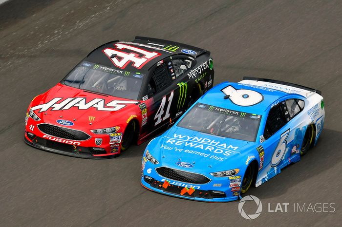Kurt Busch, Stewart-Haas Racing, Ford Fusion Haas Automation/Monster Energy and Matt Kenseth, Roush Fenway Racing, Ford Fusion Wyndham Rewards