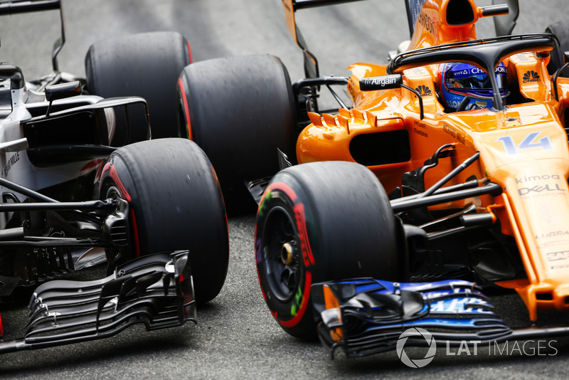 Kevin Magnussen, Haas F1 Team VF-18, and Fernando Alonso, McLaren MCL33, go wheel-to-wheeln