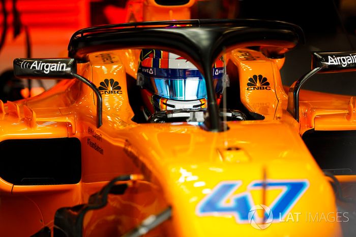 Lando Norris, McLaren MCL33, en el box