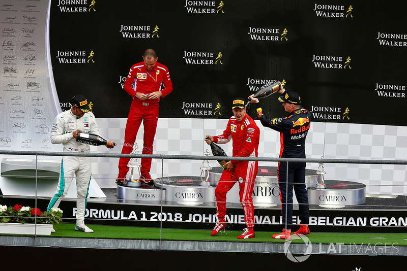 Lewis Hamilton, Mercedes AMG F1, David Sanchez, Ferrari, Sebastian Vettel, Ferrari i Max Verstappen, Red Bull Racing świętują na podium z szampanem