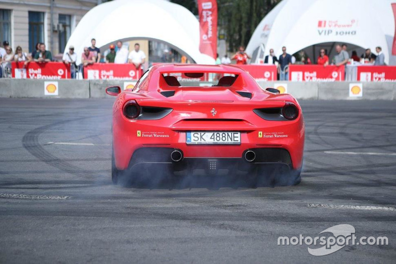 Марк Жене за кермом Ferrari
