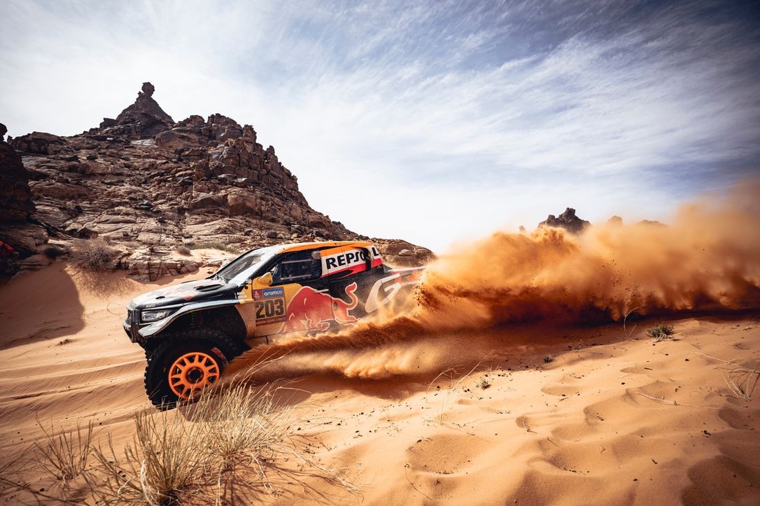 Lucas Moraes (BRA) i Armand Monleon (ESP) z zespołu Toyota Gazoo Racing ścigają się podczas etapu 05 Rajdu Dakar 2025 z Al Ula do Hail, Arabia Saudyjska, 09 stycznia 2025 r.