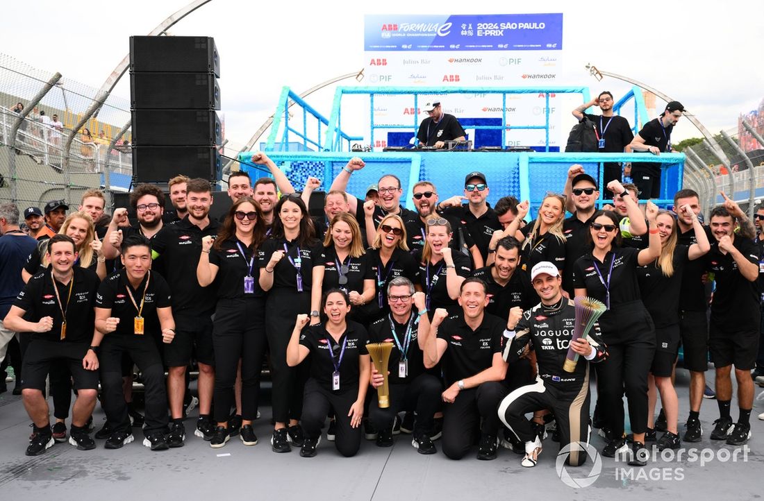 Los miembros del equipo Jaguar TCS Racing posan para una foto de equipo para celebrar al ganador de la carrera Mitch Evans , Jaguar TCS Racing