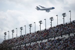 El Air Force One se deja ver en la visita del presidente de Estados Unidos, Donald Trump, a las 500 Millas de Daytona
