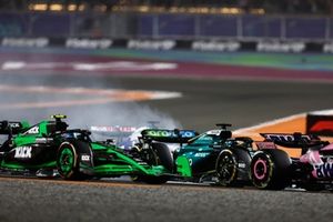 Pierre Gasly, Alpine A524, Lance Stroll, Aston Martin AMR24, Zhou Guanyu, KICK Sauber C44, Liam Lawson, VCARB 01, en la vuelta de apertura.