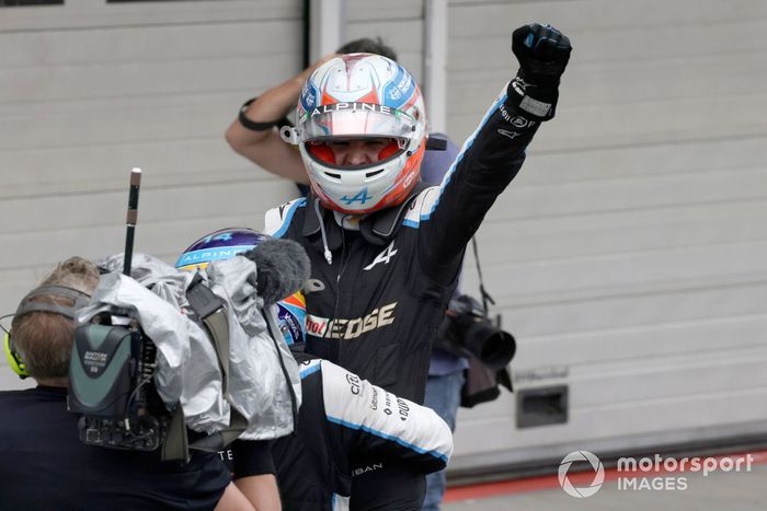 Fernando Alonso, Alpine F1, celebra con Esteban Ocon, Alpine F1, la 1ª posición, en el Parc Ferme