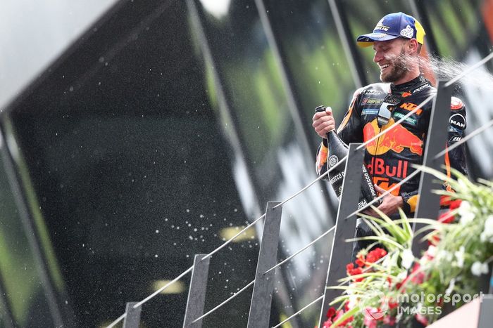 Podio: ganador Brad Binder, Red Bull KTM Factory Racing