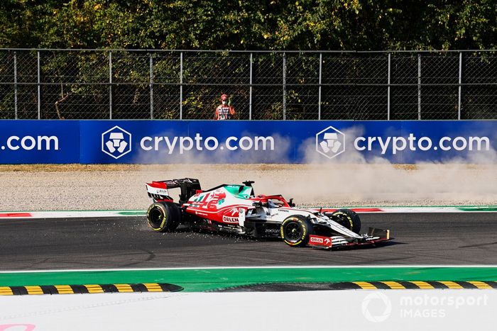 Robert Kubica, Alfa Romeo Racing C41, hace un trompo tras el toque con Yuki Tsunoda, AlphaTauri 