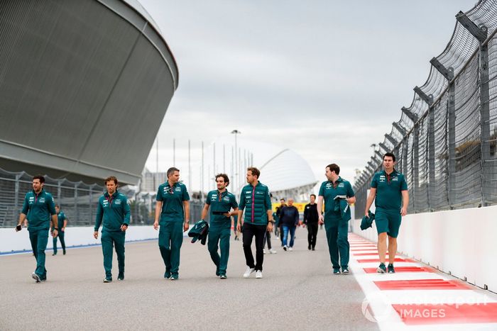 Sebastian Vettel, Aston Martin, camina la pista 