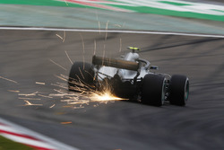 Valtteri Bottas, Mercedes AMG F1 W09, envoie des étincelles en l'air