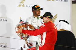 Sebastian Vettel, Ferrari, vainqueur, et Lewis Hamilton, Mercedes AMG F1, troisième, sur le podium