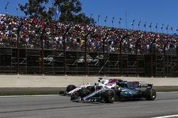 Lewis Hamilton, Mercedes AMG F1 W08, passe Felipe Massa, Williams FW40