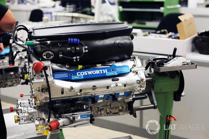 Un moteur Cosworth à l'usine de Northampton