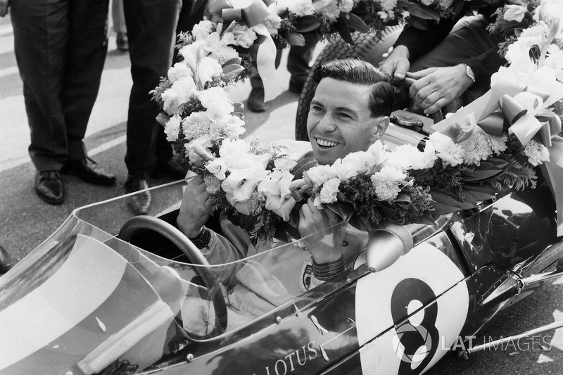 Jim Clark, Lotus 25 Climax, remporte la course et le titre mondial des pilotes et des constructeurs