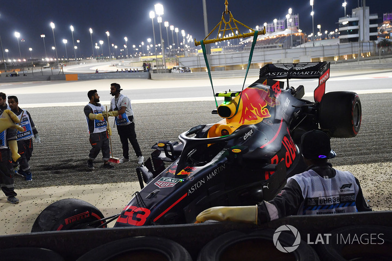 The crashed car of Max Verstappen, Red Bull Racing RB14 is recovered in Q1