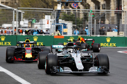 Valtteri Bottas, Mercedes AMG F1 W09, Daniel Ricciardo, Red Bull Racing RB14 Tag Heuer, and Max Verstappen, Red Bull Racing RB14 Tag Heuer