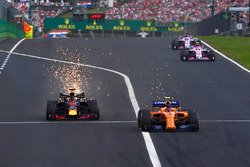 Daniel Ricciardo, Red Bull Racing ve Fernando Alonso, McLaren MCL33 kıvılcımlar