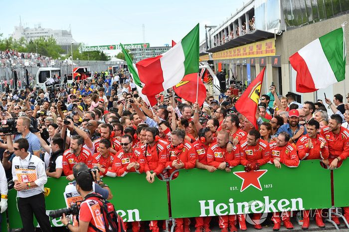 El ganador de la carrera de Canadá, Sebastian Vettel, Ferrari, celebra en parc ferme