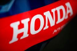 Un logo de Honda en una pieza de la carrocería Toro Rosso STR13