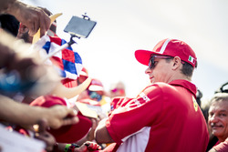Kimi Raikkonen, Ferrari signs autographs for the fans