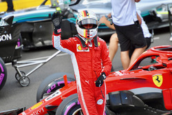 Il terzo qualificato Sebastian Vettel, Ferrari, festeggia nel parco chiuso