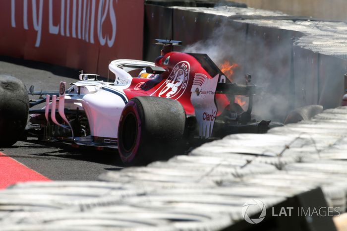 Marcus Ericsson, Sauber C37 choca en la PL1 y se incendia