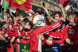 Ganador de la carrera Sebastian Vettel, Ferrari celebra en parc ferme