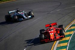 Sebastian Vettel, Ferrari SF71H, delante de Lewis Hamilton, Mercedes AMG F1 W09