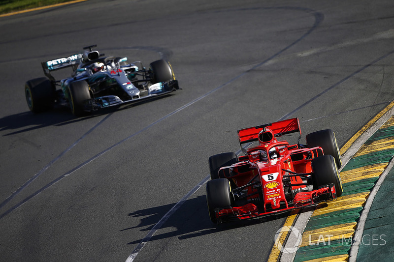 Sebastian Vettel, Ferrari SF71H, devant Lewis Hamilton, Mercedes AMG F1 W09