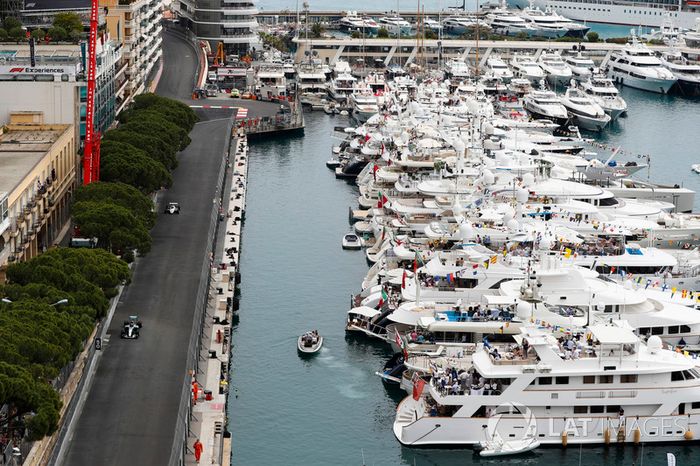Nico Rosberg, campeón del mundo en 2016, y su padre Keke Rosberg, campeón del mundo en 1982, en el circuito en sus autos ganadores del campeonato