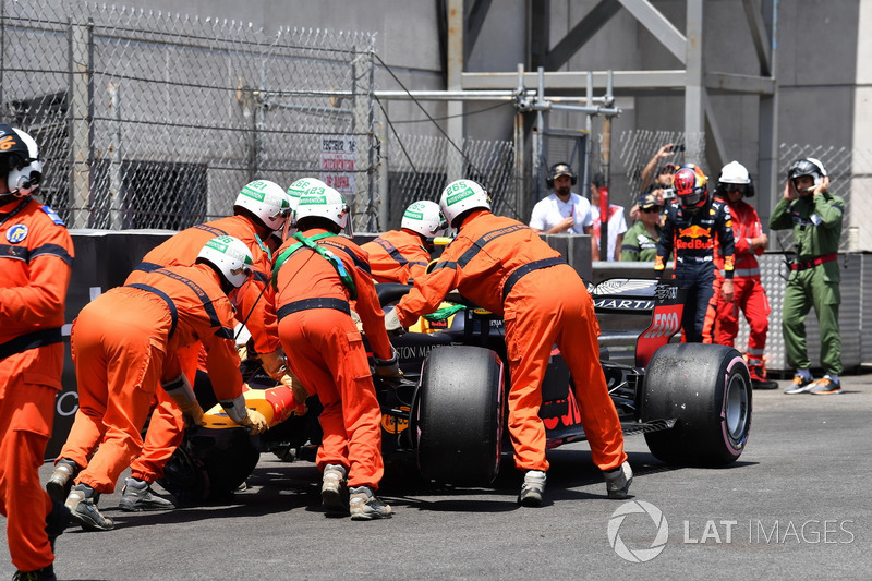 Marshals recover the crashed car of Max Verstappen, Red Bull Racing RB14