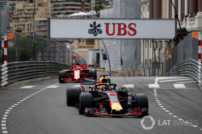 Daniel Ricciardo, Red Bull Racing RB14 y Sebastian Vettel, Ferrari SF71H