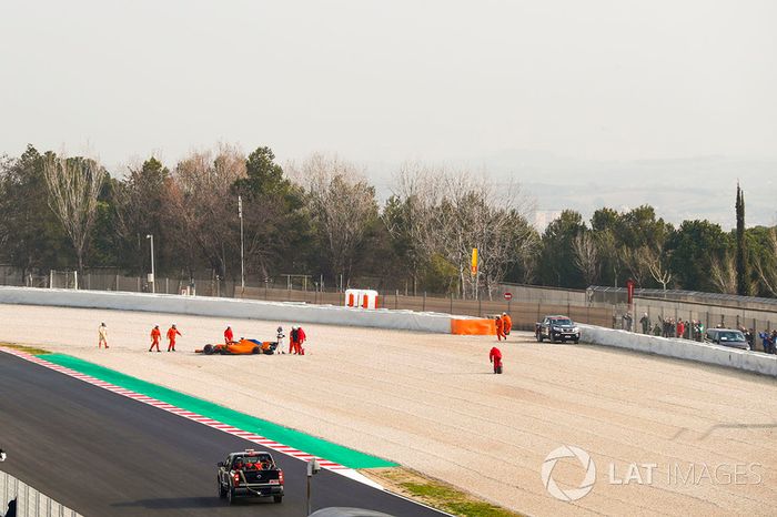 Fernando Alonso, McLaren MCL33, en la grava