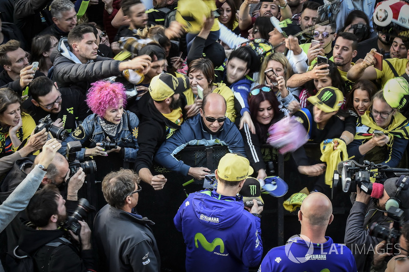 Valentino Rossi, Yamaha Factory Racing with fans