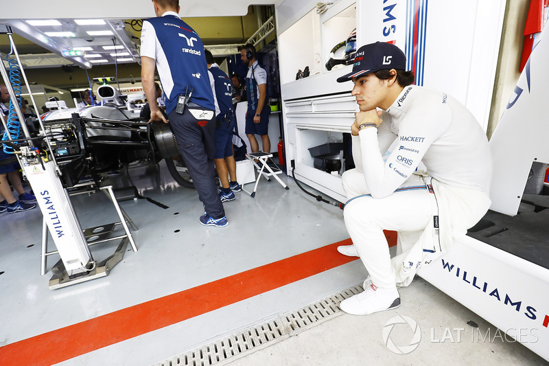 Lance Stroll, Williams FW40, espera por su coche