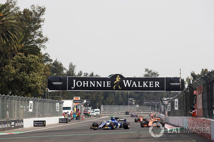 Marcus Ericsson, Sauber C36, Fernando Alonso, McLaren MCL32