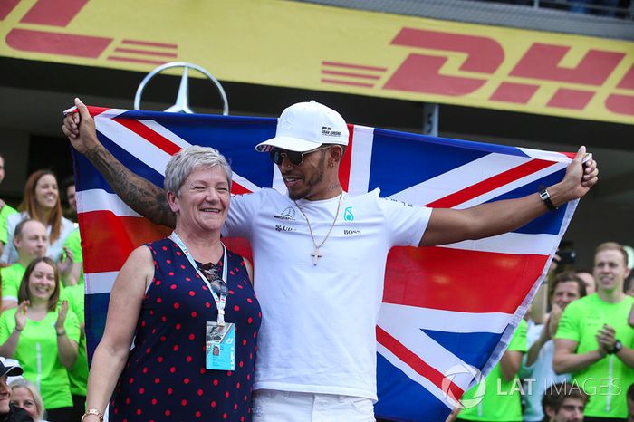 Campeón del mundo 2017 Lewis Hamilton, Mercedes AMG F1 celebra con su madre Carmen Lockhart
