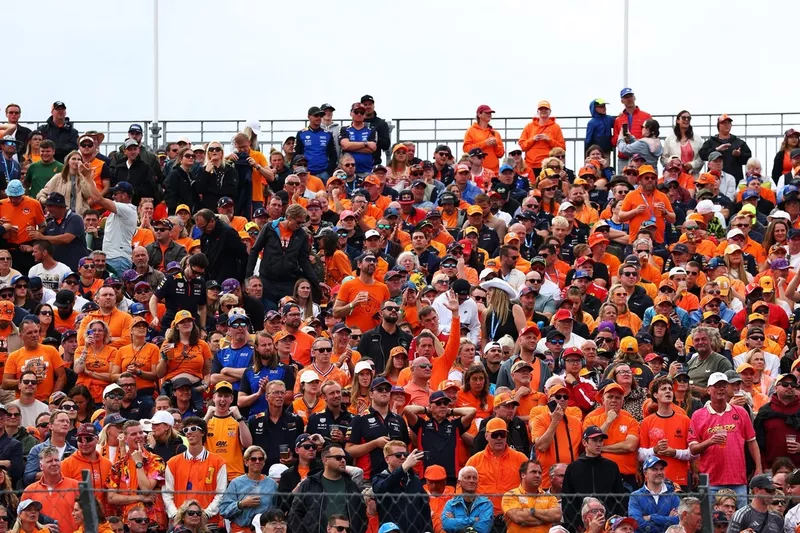 Les supporters vêtus d'orange envahissent les tribunes
