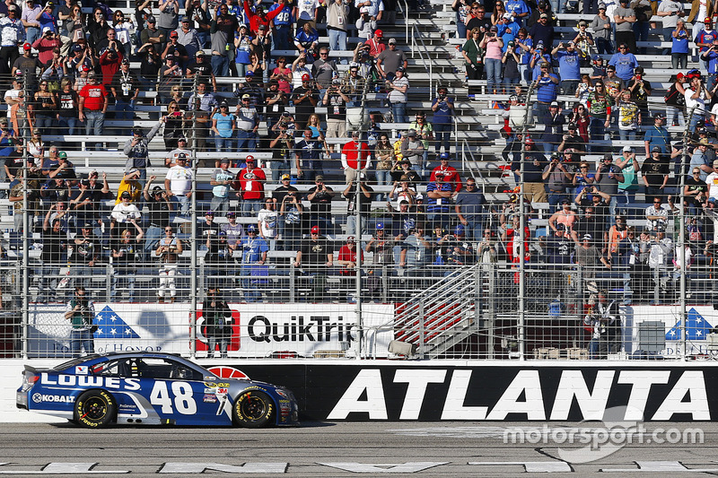 El ganador de la carrera, Jimmie Johnson, Hendrick Motorsports Chevrolet celebra