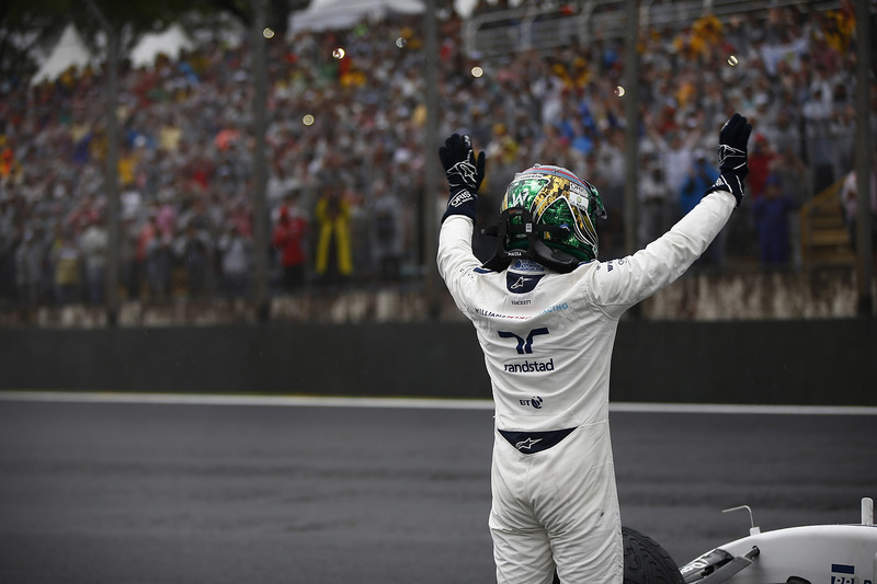 Felipe Massa, Williams, winkt nach seinem Ausfall den Fans zu