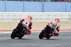 Marc Marquez, Repsol Honda Team, supera a Danilo Petrucci, Pramac Racing