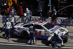 Clint Bowyer, Stewart-Haas Racing Ford, pit stop