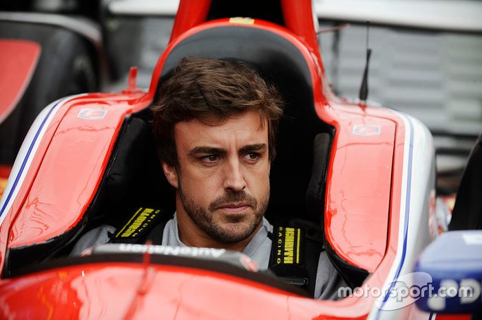 Fernando Alonso sentado en el coche de Marco Andretti