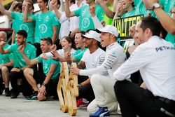 Valtteri Bottas, Mercedes AMG F1, celebra con Lewis Hamilton, Mercedes AMG F1