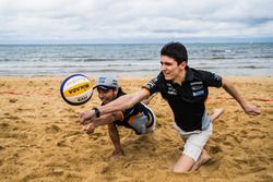 Esteban Ocon y Sergio Pérez juegan volleyball de playa